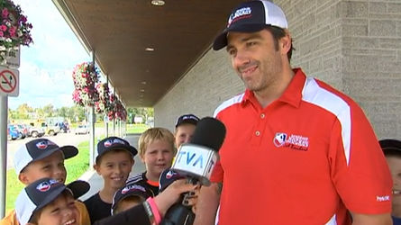 Joël Bouchard a rendu une visite surprise à une centaine de jeunes joueurs de hockey de Lac-Mégantic.