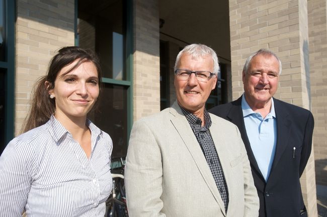 Héloïse Bélanger, à gauche et Yvon Labrie, à droite, seront candidats pour le parti Projet Citoyen. Ils apparaissent ici en compagnie du chef du parti, Vincent Arseneau. 