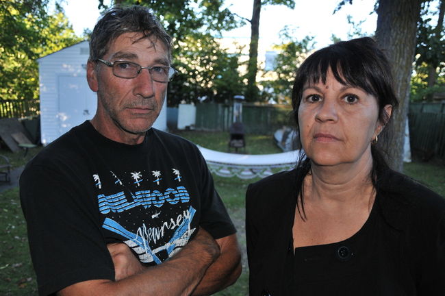 Robert Martel et Brigitte Bourget n’en peuvent plus des odeurs de l’usine de traitement des eaux usées.