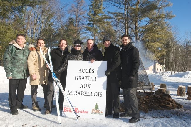 François Bélanger, conseiller municipal de Mirabel, Sébastien Lalonde, directeur général de la Régie intermunicipale du parc du Domaine-Vert, Daniel Kaeser, président de la Régie intermunicipale du parc du Domaine-Vert, Céline Pichet, sportive, Jean Bouchard, maire de Mirabel, Stéphane Michaud, directeur général du bois de Belle-Rivière, et David Marra-Hurtubise, conseiller municipal de Mirabel, étaient présents afin d’officialiser la nouvelle.