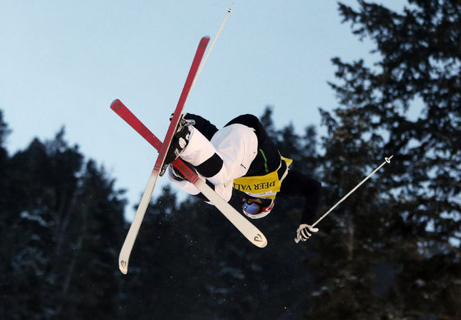 Mikaël Kingsbury ne semble pas vouloir lever le pied. Sa domination en ski accrobatique s'est poursuivie alors qu'il a remporté une troisième médaille d'or de suite.
