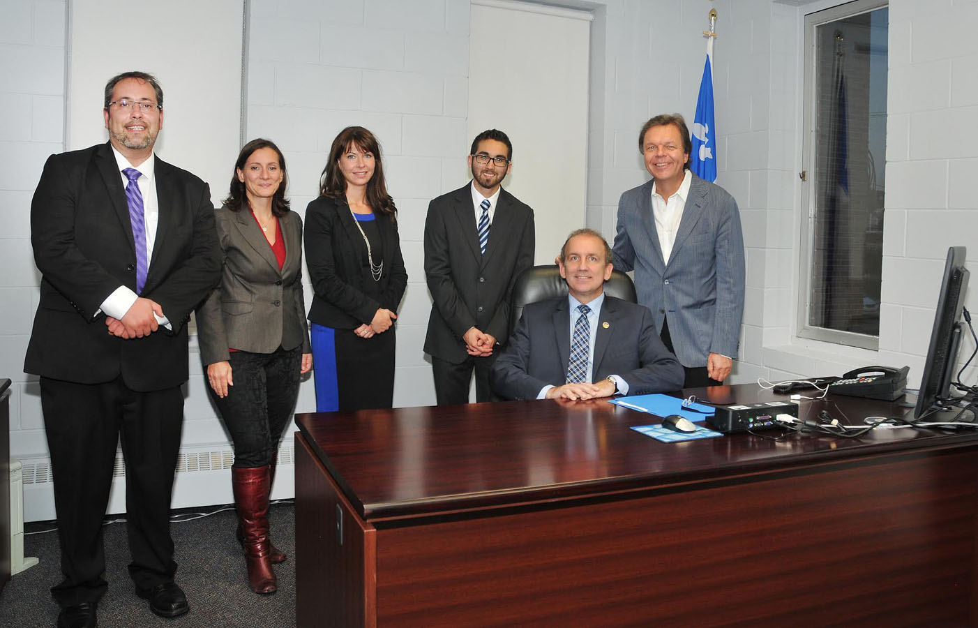 De gauche à doute, Paulo Gervais, responsable du bureau, Maud Cohen, présidente de la Coalition Avenir Québec, Julie Nadeau, attachée politique, Cédrick Remy-Quevedo, attaché politique, Claude Surprenant, député de Groulx et Joseph Dydzak, directeur du Comité d’Action Local de Groulx.