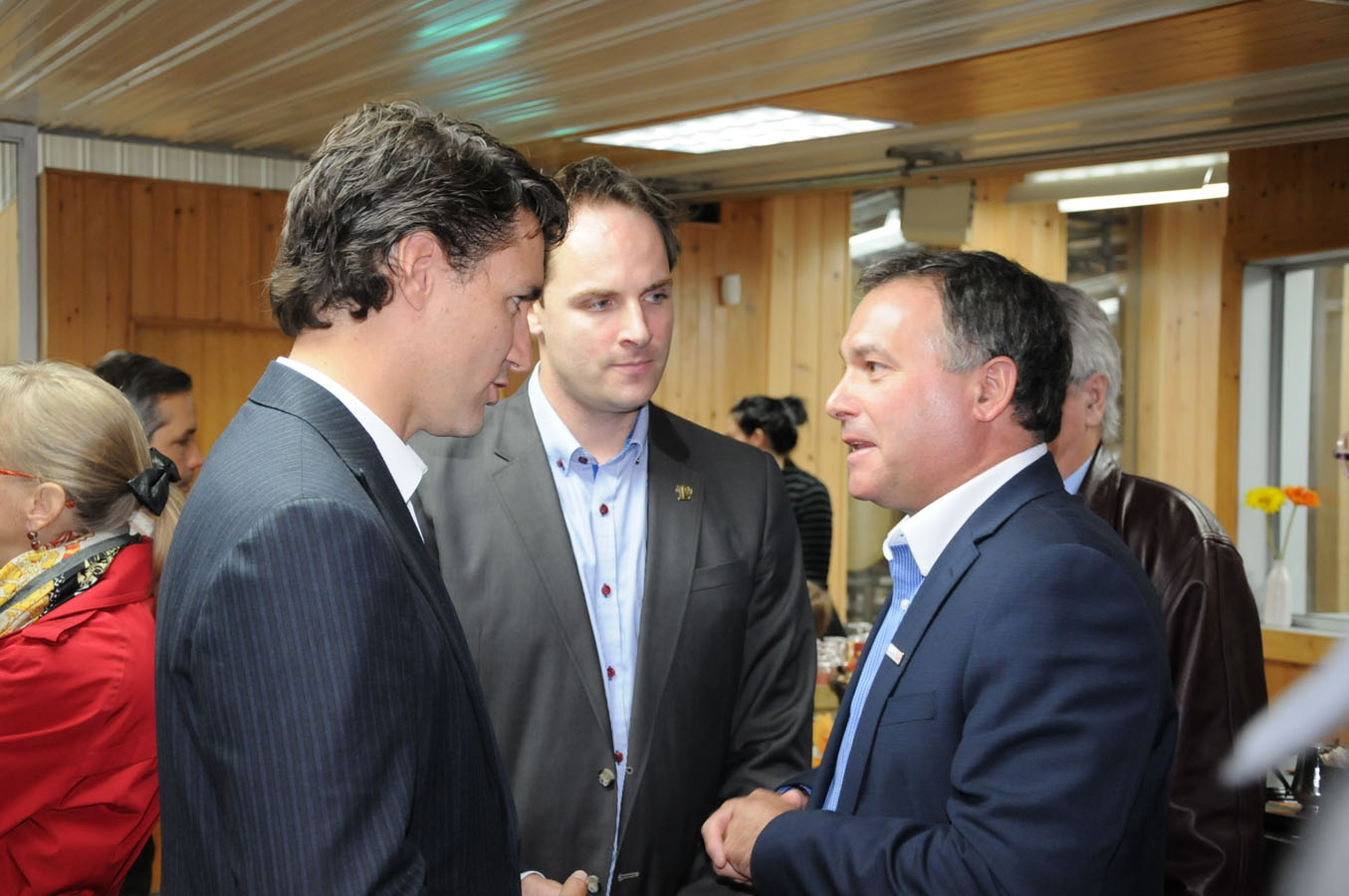 Le chef du Parti libéral du Canada en discussion avec le maire de Mirabel, Jean Bouchard, et son candidat dans Mirabel, Karl Trudel