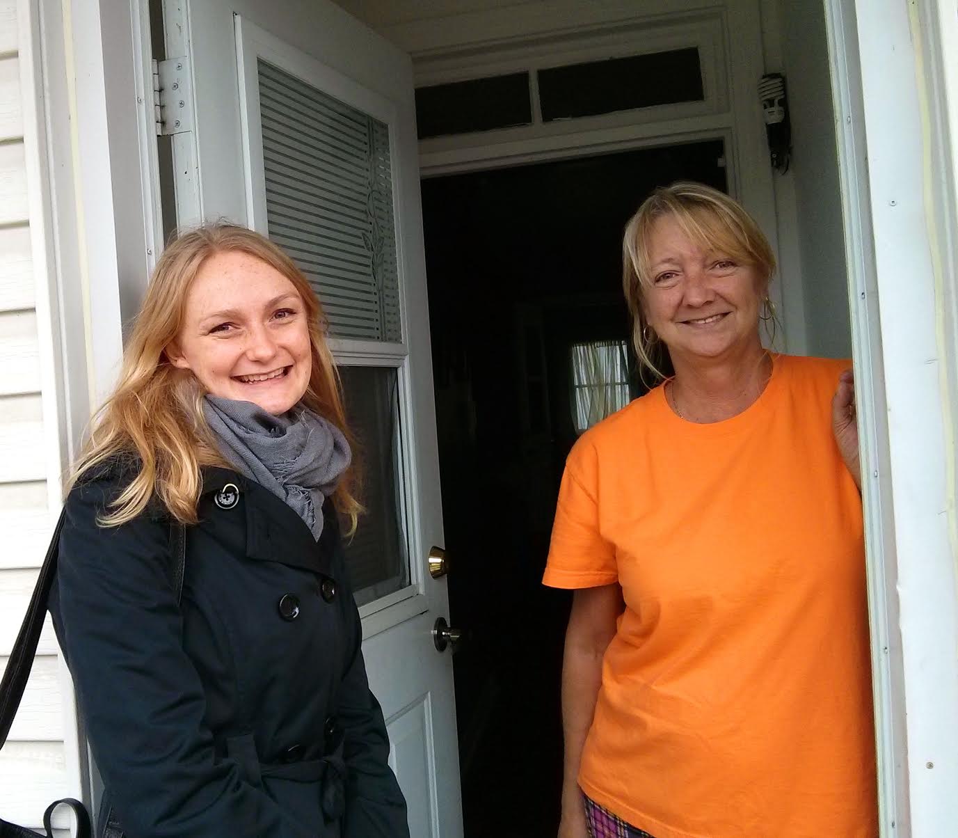 La députée de Terrebonne-Blainville, Charmaine Borg, en compagnie d'une citoyenne de Terrebonne. 