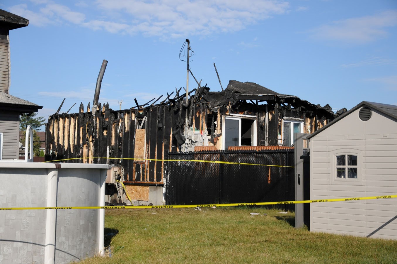 Violent incendie à Mirabel: un poêle à bois pourrait être la cause 