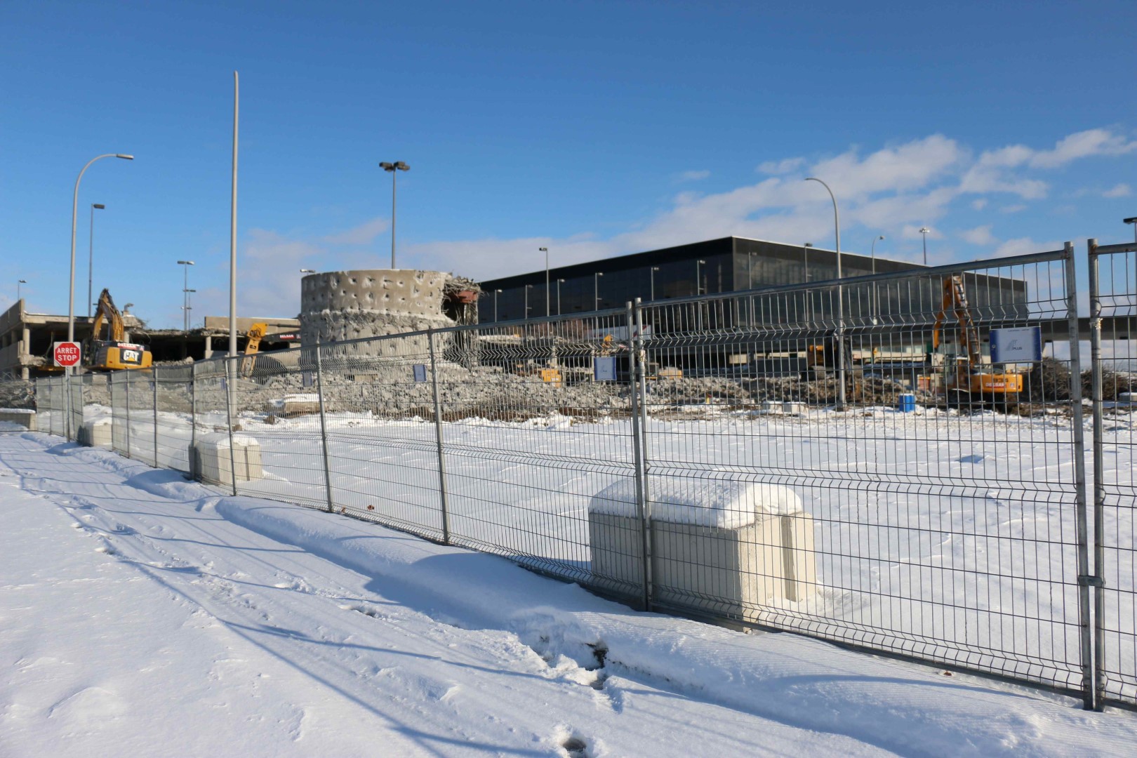 La démolition de l'aérogare de Mirabel est commencée