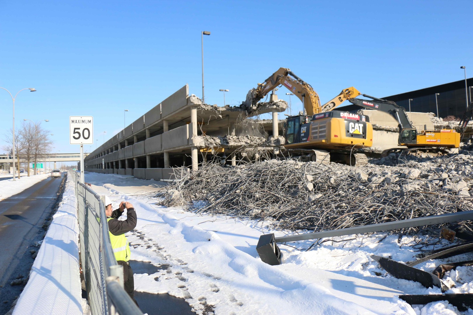 La démolition de l'aérogare de Mirabel est commencée