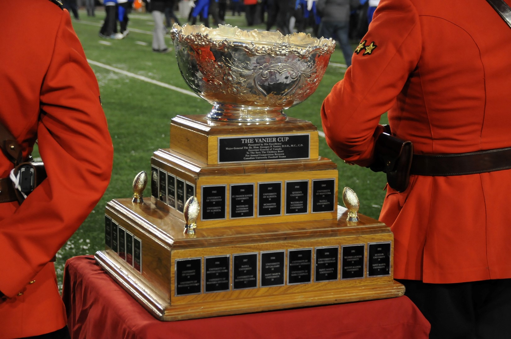 Trois anciens des Nordiques soulèvent la Coupe Vanier