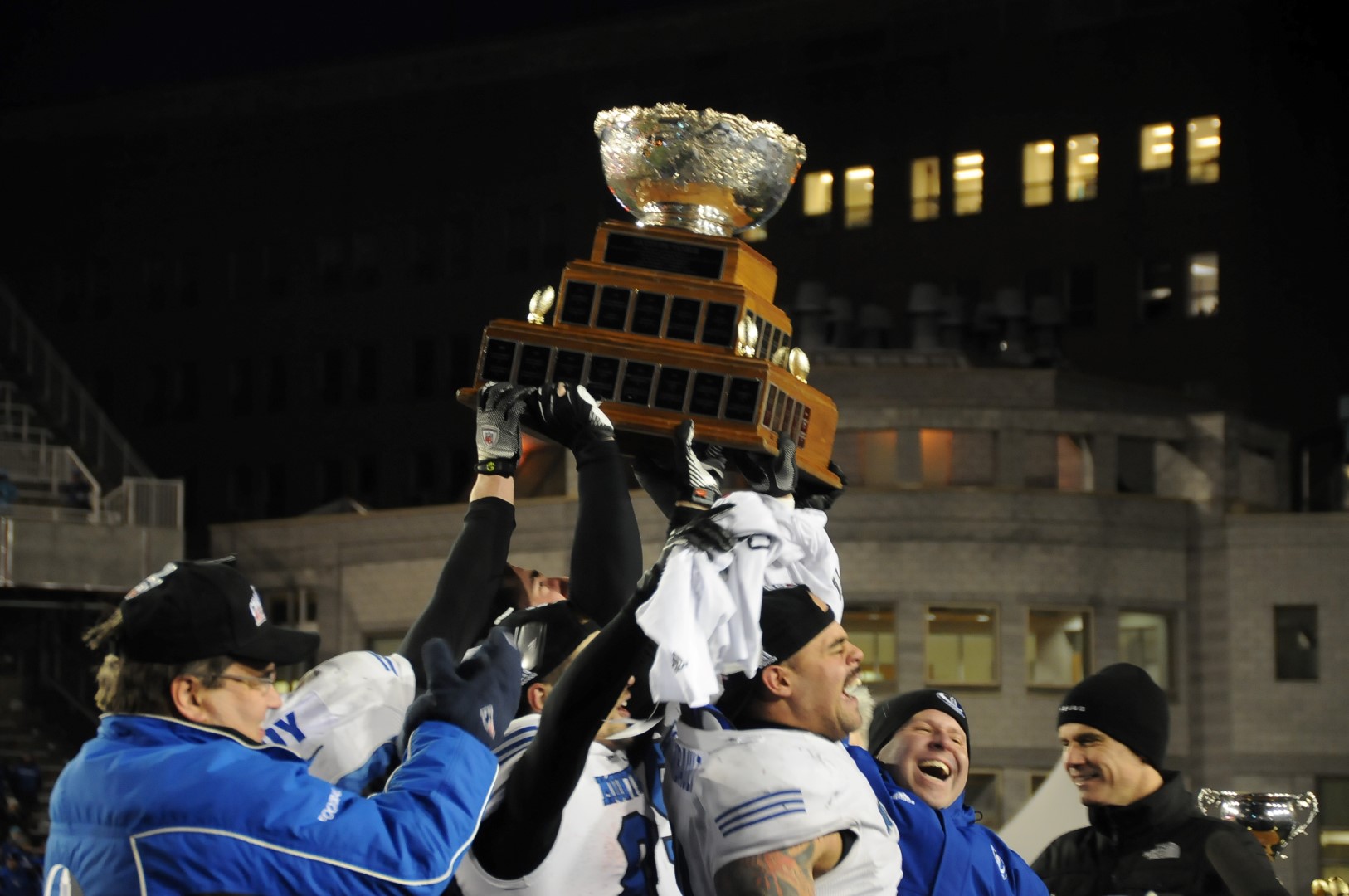 Trois anciens des Nordiques soulèvent la Coupe Vanier