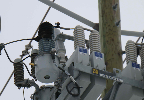 Des étincelles jaillissent d'un poteau d'Hydro-Québec à Mirabel