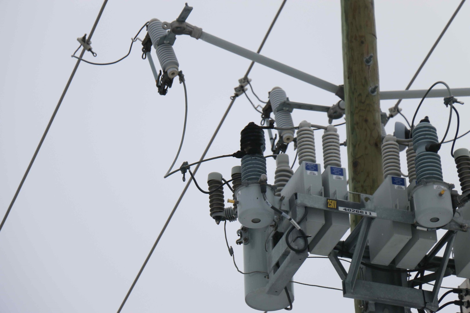 Des étincelles jaillissent d'un poteau d'Hydro-Québec à Mirabel