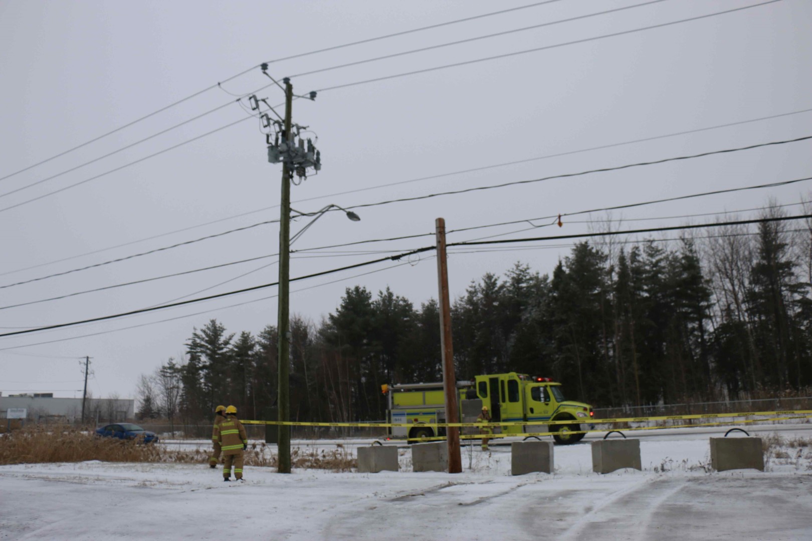Des étincelles jaillissent d'un poteau d'Hydro-Québec à Mirabel
