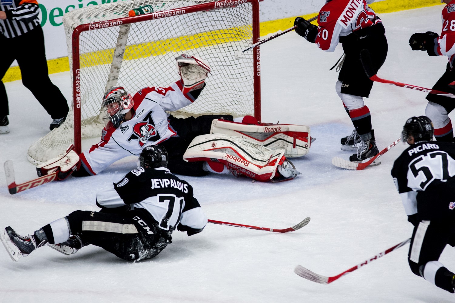 L'Armada trébuche contre les Voltigeurs