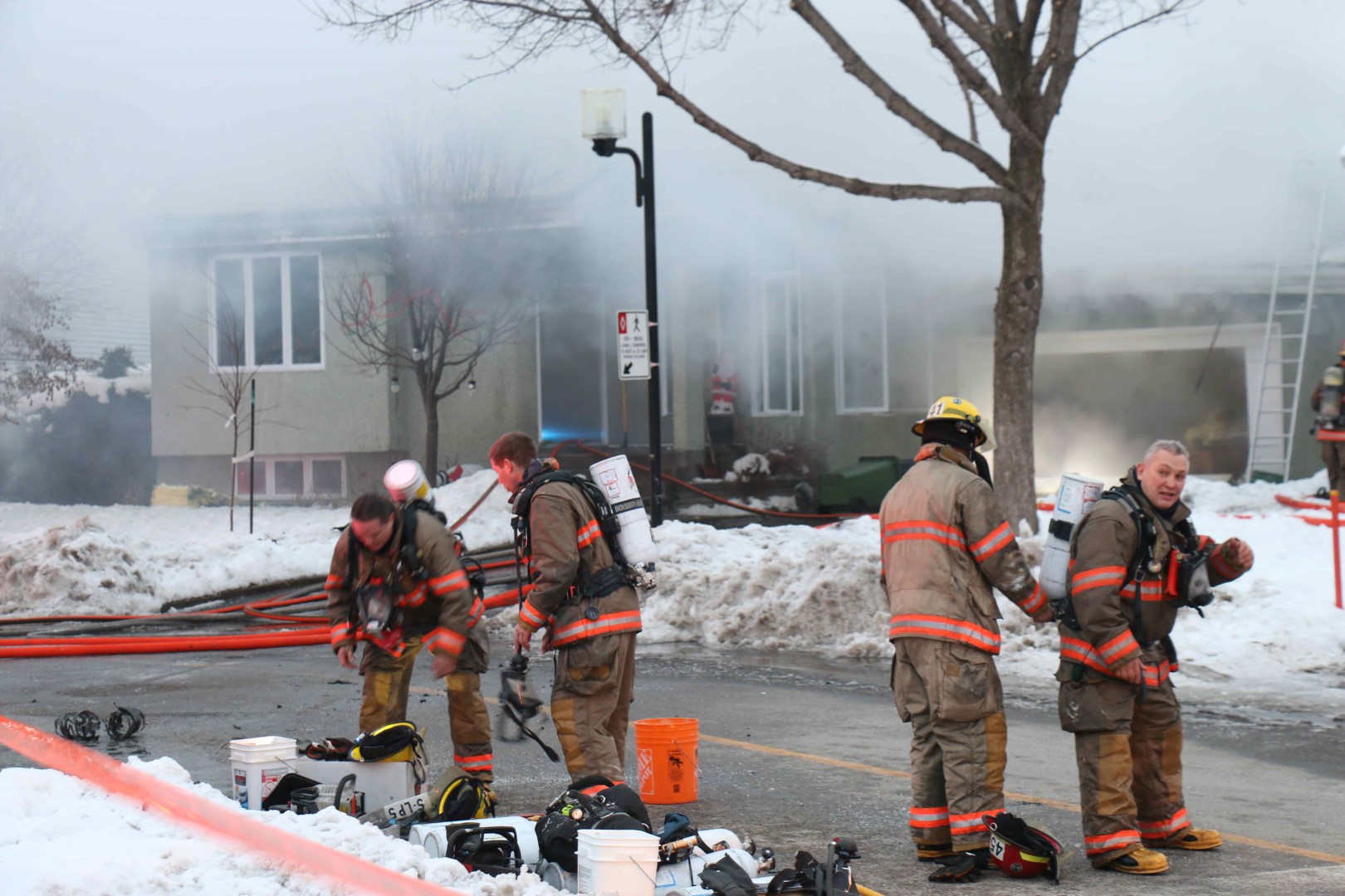 Maison ravagée par les flammes à 3 jours de Noël
