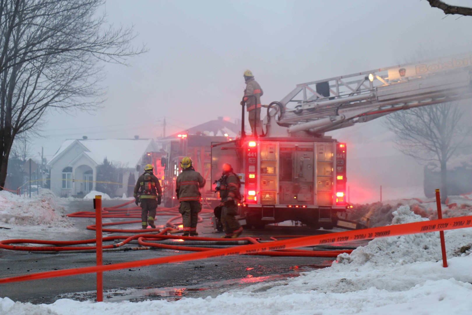 Maison ravagée par les flammes à 3 jours de Noël