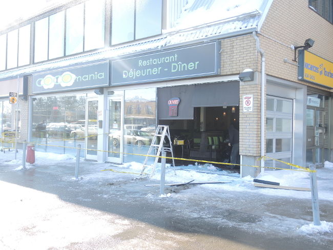 Un véhicule a foncé dans la vitrine du Coco-mania sur le boulevard Curé-Labelle de Blainville, ce jeudi 20 février.