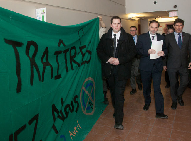 Le ministre, M. Duchesne (au centre), a été accueilli par des manifestants au Collège Lionel-Groulx. 