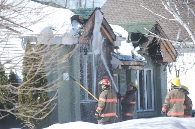 Un violent incendie s’est déclaré, jeudi matin vers 10 h 00, dans un bungalow de la rue Jordi-Bonet à Boisbriand.