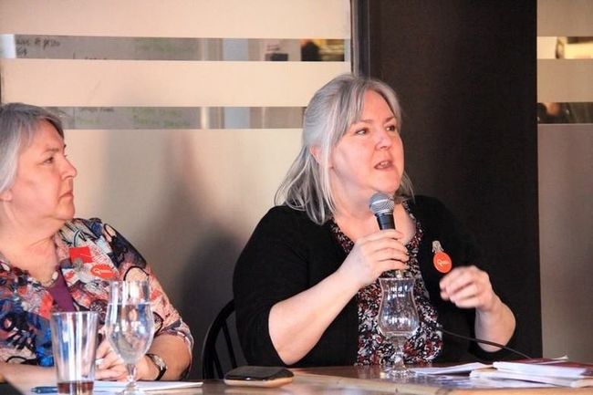 Annie Giguère, à droite, représente Québec Solidaire dans Blainville pour la présente campagne électorale.