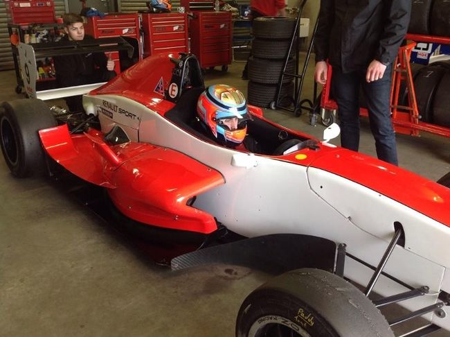 Patrick Dussault, au Royaume-Uni, quelques secondes avant d'amorcer ses premiers essais sur le circuit de Donington Park.