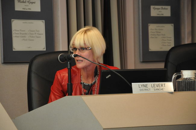 Lyne Levert a dû défendre son intégrité lors de la séance de conseil, mardi soir.