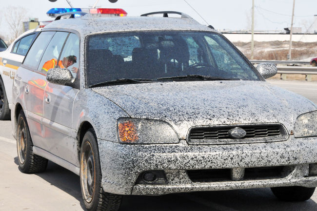 Du goudron se déverse sur une voiture