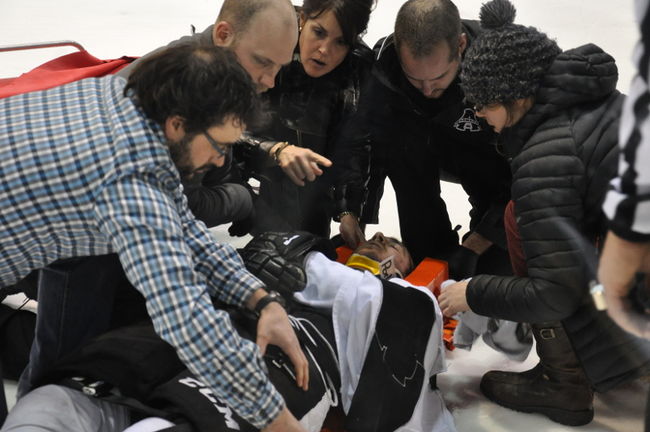 L'attaquant de l'Armada  Matthew Bursey a quitté la patinoire en civière lors de la première période du match de jeudi.