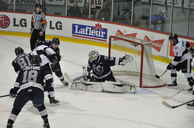 <p>L'Armada de Blainville-Boisbriand a rendu visite à l'Océanic de Rimouski, le lundi 14 avril 2014. Sur la photo, le gardien de l’Océanic, Philippe Desrosiers, a été solide, mais il aimerait sûrement revoir le tir de Samuel Hodhod sur le 2e but de l’Armada. </p><p>OLIVIER THERRIAULT/LE RIMOUSKOIS/AGENCE QMI