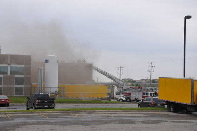 Les pompiers tentaient de maitriser l’incendie à l’usine de Raymor industries à Boisbriand. 