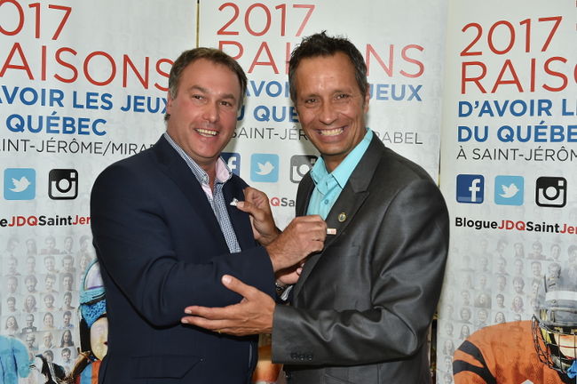 Les maires Jean Bouchard et Stéphane Maher se sont échangé leur épinglette à l’effigie de leur municipalité respective en guise de geste symbolique. 