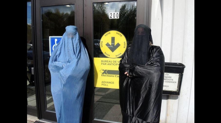 Le vote par anticipation dégénère un peu partout à travers le Québec, alors que plusieurs personnes se sont présentées avec un masque pour manifester face à l'inaction du gouvernement et des instances de justice relativement au niqab.