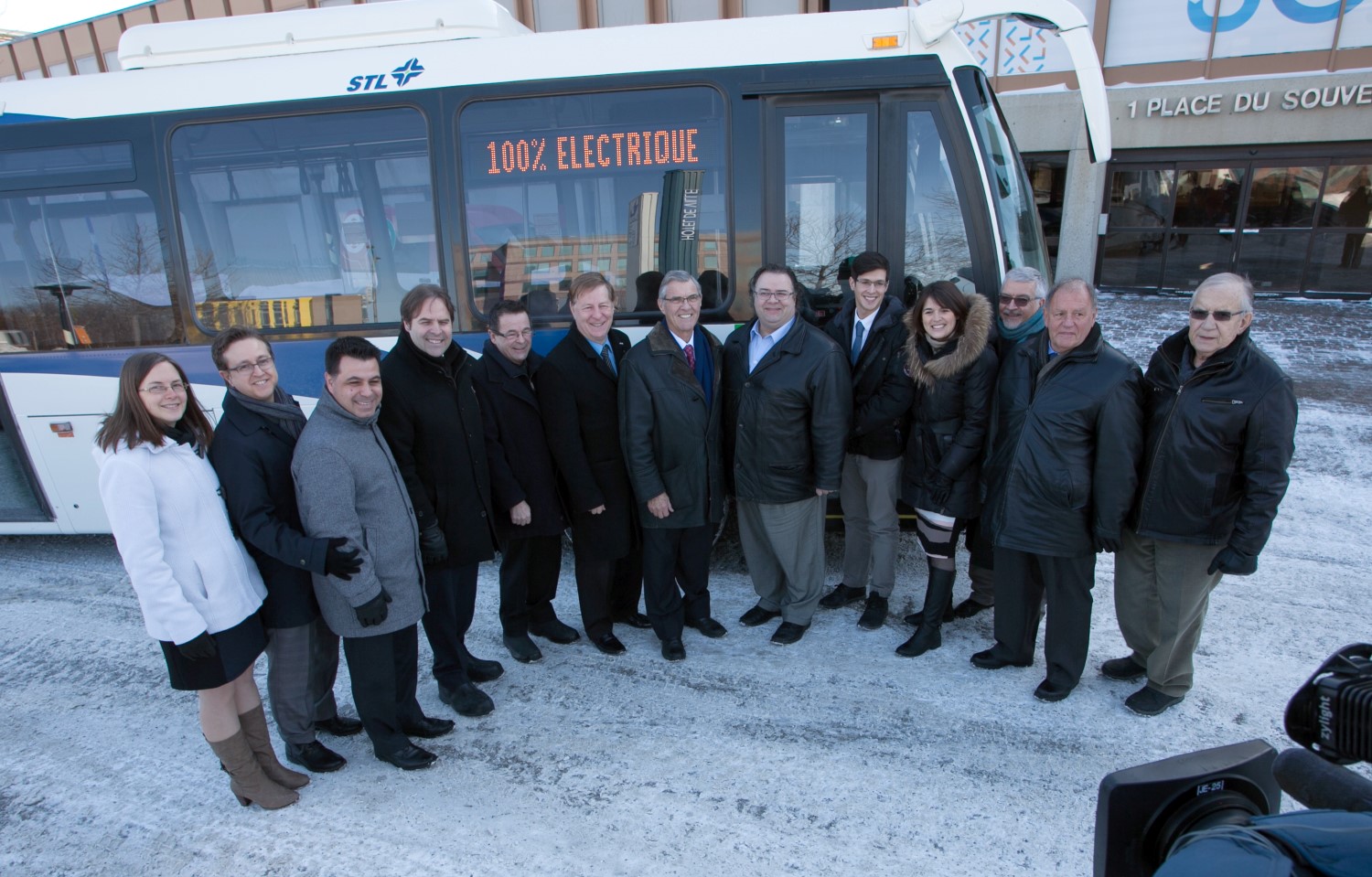 Les participants au point de presse et des élus de Laval sont arrivés en autobus afin de démontrer la nécessité du projet de conclusion de la 19 dans sa forme actuelle comprenant des voies réservées.