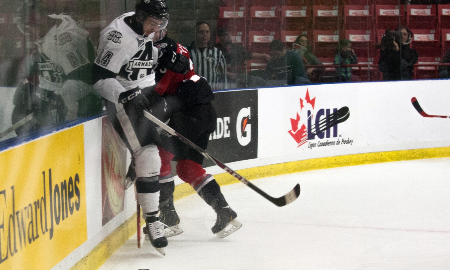 Les Voltigeurs surprennent l'Armada