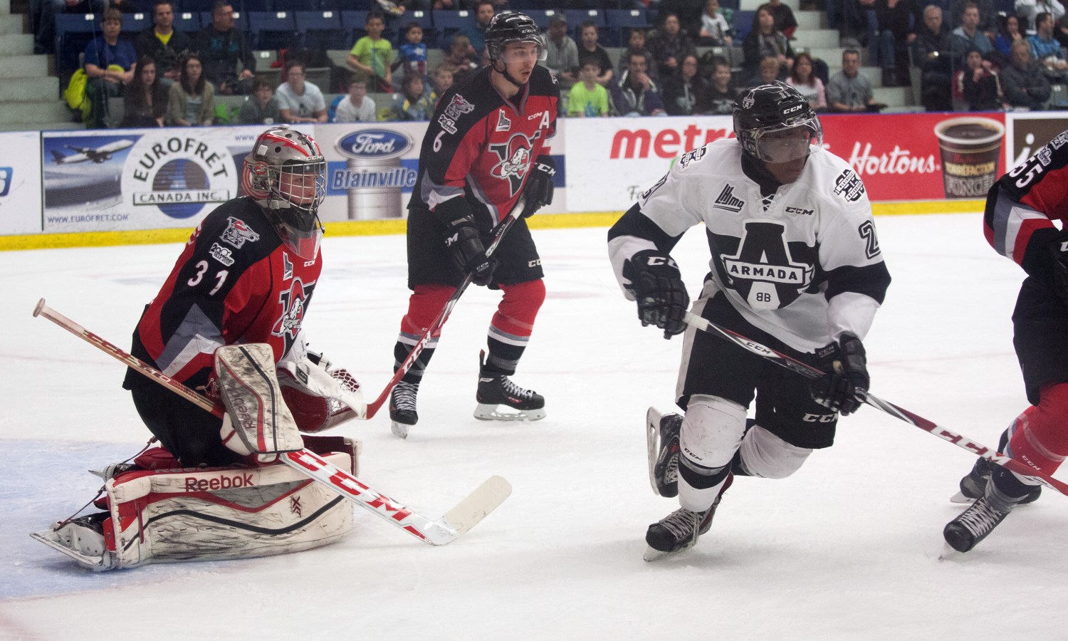 Les Voltigeurs surprennent l'Armada