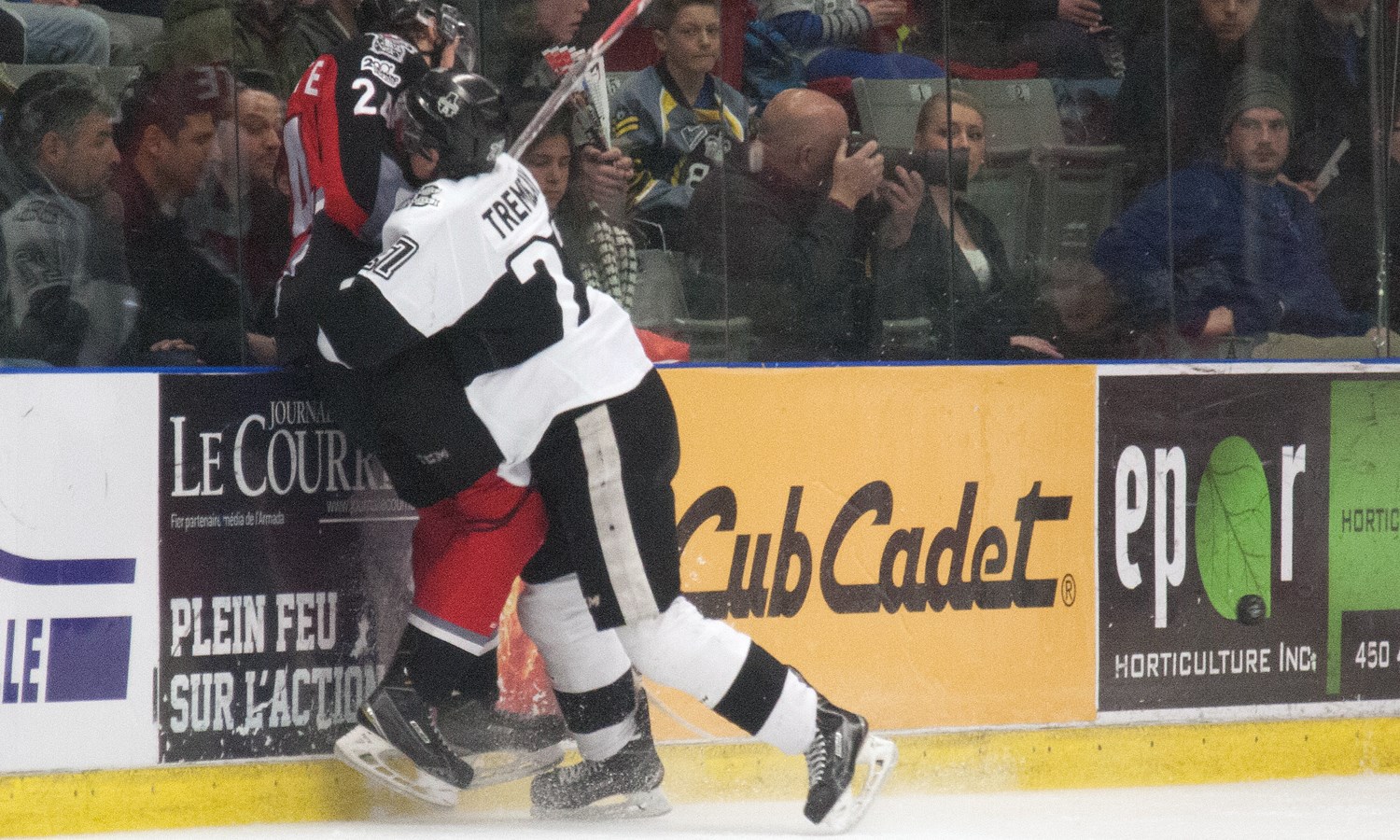 Les Voltigeurs surprennent l'Armada