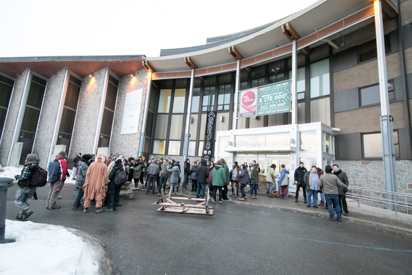 Les piquets de grève forcent l'annulation des cours 
