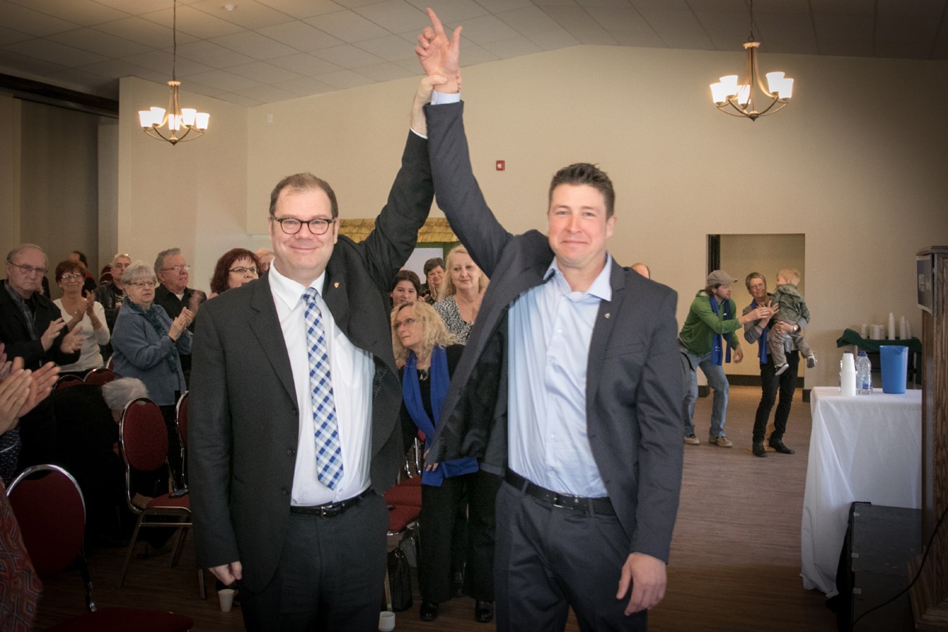 Le nouveau candidat du Bloc québécois, Félix Pinel, et le chef du parti, Mario Beaulieu