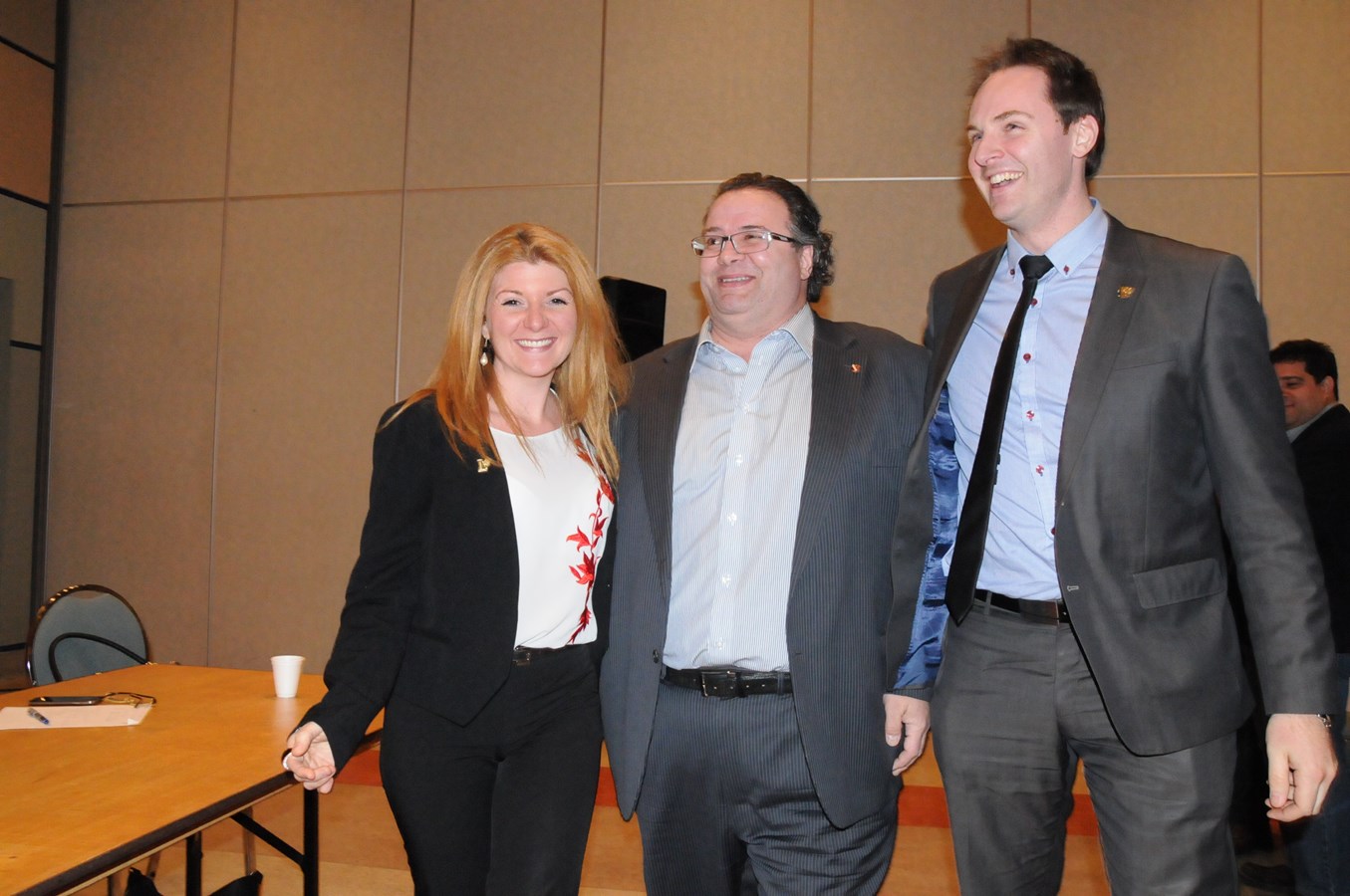 Le candidat dans Thérèse-De Blainville, Ramez Ayoub, entouré de la candidate dans Rivière-du-Nord, Janice Belair Rolland et le candidat dans Mirabel, Karl Trudel
