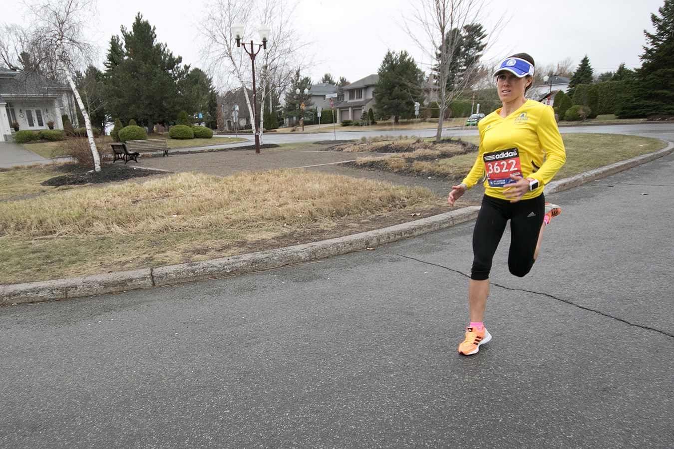 Mme Charette dit qu'elle a eu tellement froid pendant le marathon de Boston qu'il lui a fallu deux heures pour se réchauffer ensuite.