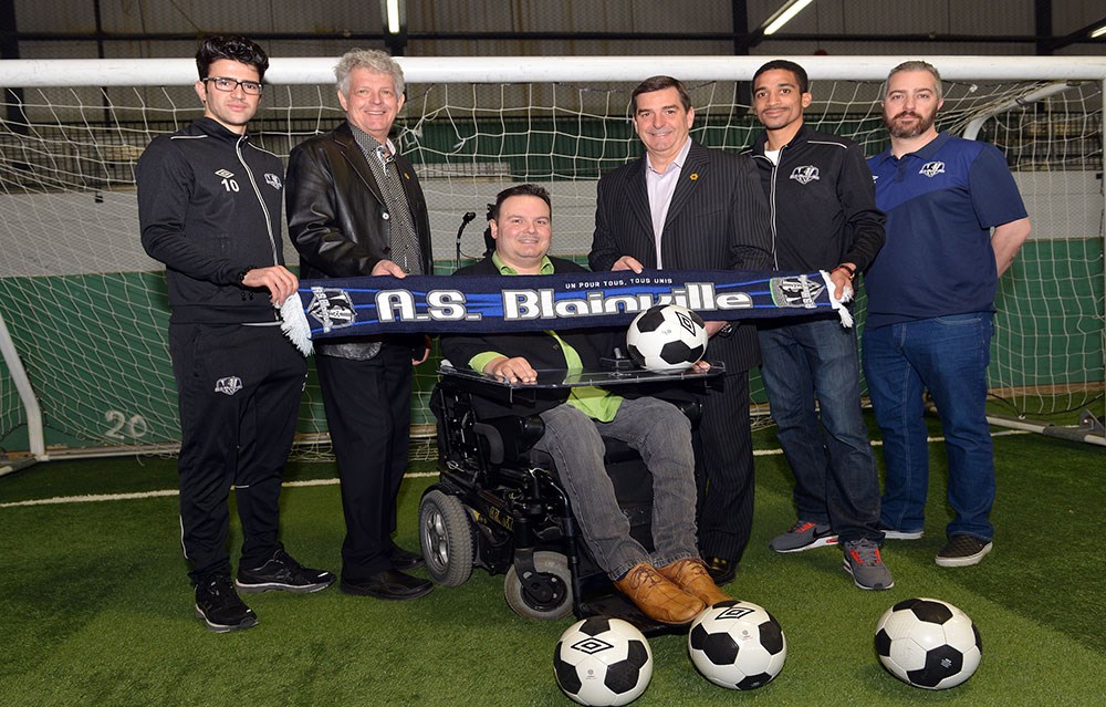 Noor Ali. Hoshang (joueur de l’A.S. Blainville), Serge Paquette (président de la Commission des sports et loisirs et conseiller municipal), Alexandre Poce (vice-président de la Commission des sports et loisirs et conseiller municipal), Richard Perreault (maire de Blainville), Nicolas Bertrand (joueur de l’A.S. Blainville) et Sylvain Pereira (président de l’A.S. Blainville).