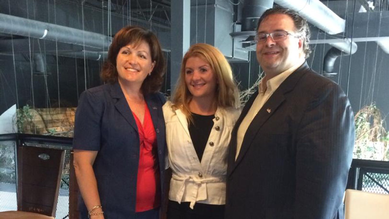 Linda Lapointe, Janice Bélair-Rolland, Ramez Ayoub et Karl Trudel (absent sur la photo) affirme que leur chef Chef, Justin Trudeau baissera les impôts si le PLC est élu.