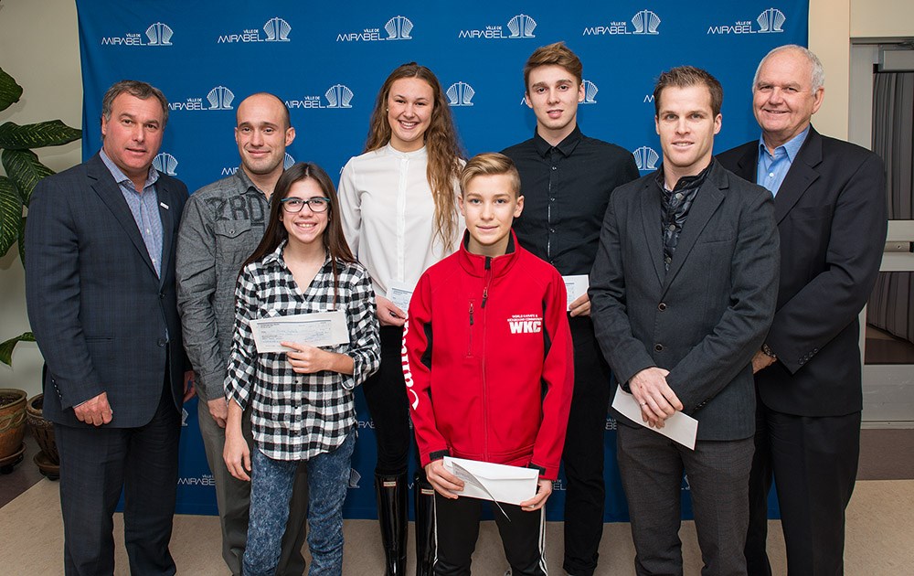 Entourés de MM. Jean Bouchard et Jean Gaudreault, Martin Vallière, Ariane Labelle, Rosalie Davidson, Arnaud Charbonneau, Jonathan Senécal et Francis Martin.