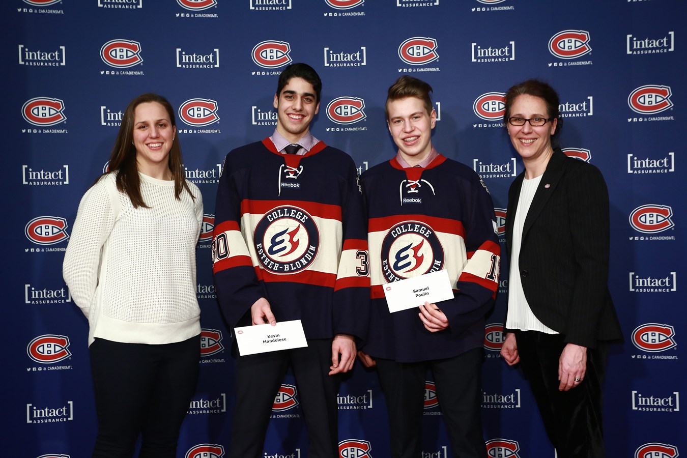 Samuel Poulin et Kevin Mandolese sont accompagnés de Geneviève Paquette, directrice des Relations communautaires des Canadiens de Montréal, et Laurianne Rougeau, ancienne boursière et joueuse des Canadiennes de Montréal.