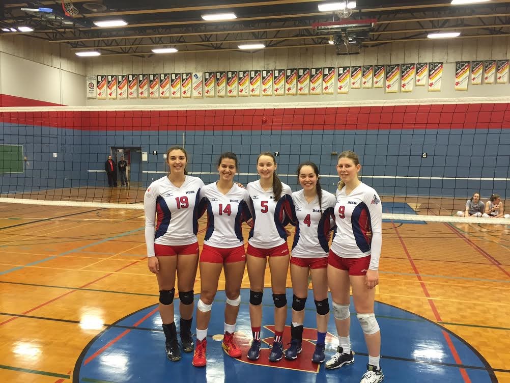 Anne-Claudel Rae-Paré, Marylise Gauthier, Elisabeth Perrault, Catherine Duchaine et Léa Mortier-D'Aumont ont disputé un dernier match à domicile avec l'équipe de volleyball.