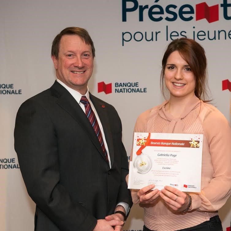Gabriella est accompagnée de Louis Vachon, président et chef de la direction de la Banque Nationale.