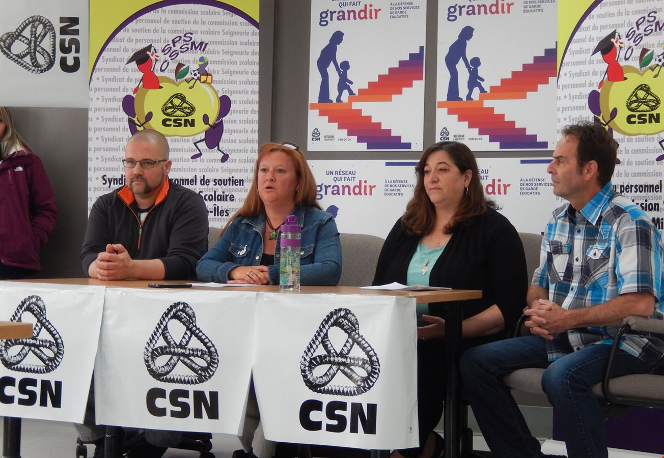 Frédérick Brun (vice-président aux membres), Stéphanie Gratton (vice-présidente aux griefs), Anna Maria Cacchione (éducatrice en service de garde) et Stéphane Nadeau  (président du syndicat)