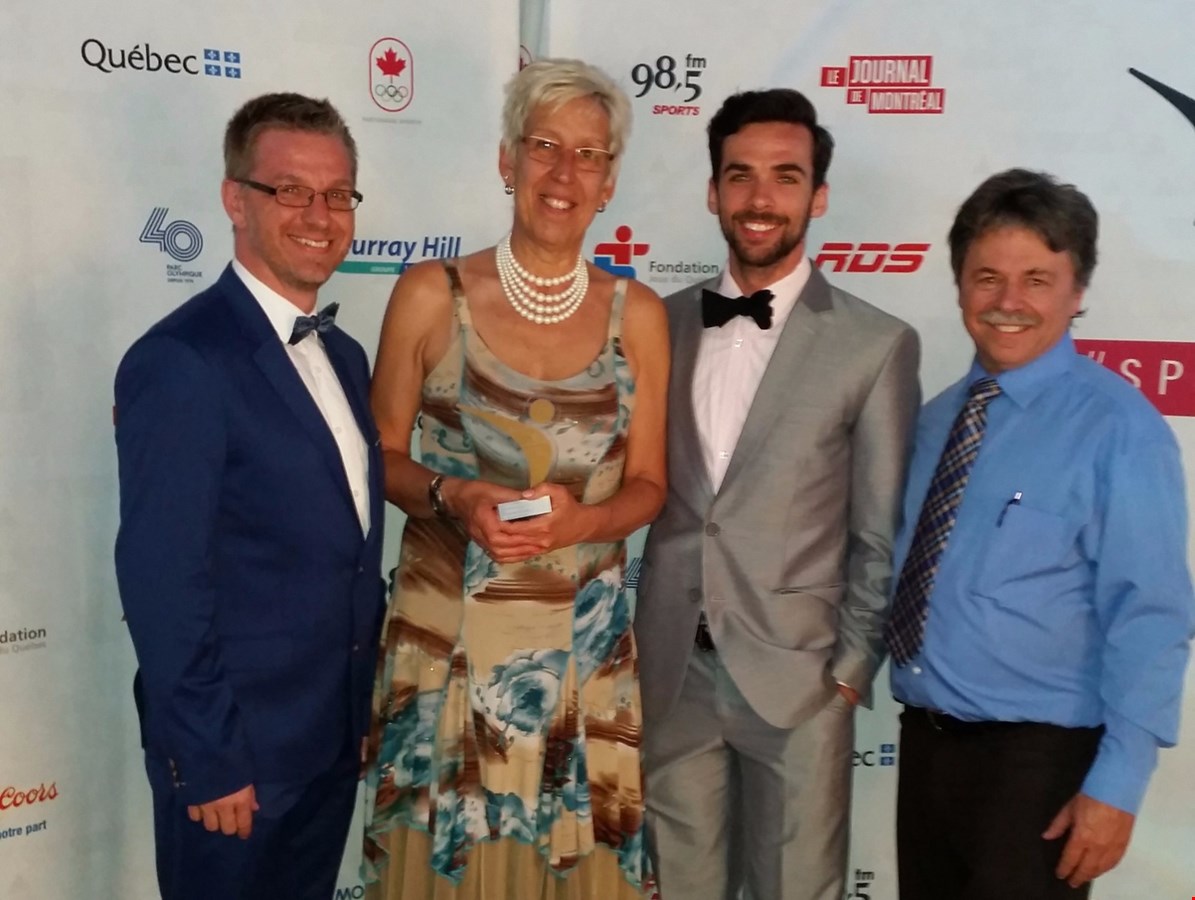 Patrick Kearney, conseiller municipal thérésien, Claire Loiselle, directrice du Service des sports et des loisirs communautaires de la Ville de Sainte-Thérèse, l’olympien François Hamelin, patineur de vitesse courte piste, et Luc Leblanc, chef de division Vie associative et communautaire du Service des Loisirs, Culture, Bibliothèque et Vie communautaire de la Ville de Blainville, immortalisés lors du  43e Gala Sports Québec.