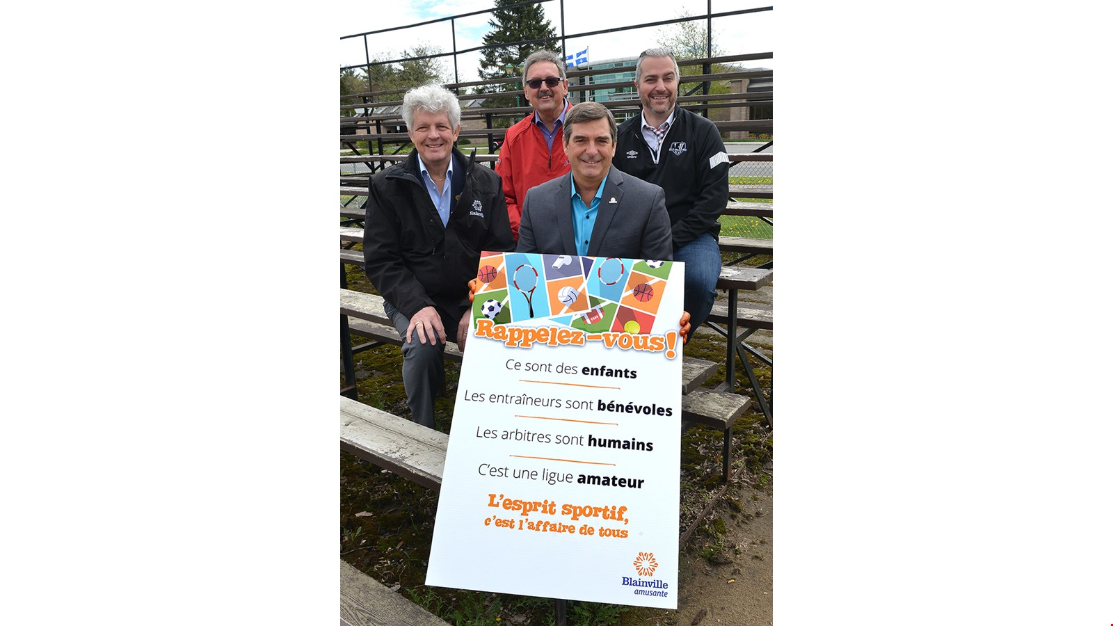 Serge Paquette (président de la Commission des sports et loisirs), Gaétan Dubois (président de l’Association de baseball mineur de Blainville), Sylvain Pereira (président de l’Association de soccer de Blainville) et Richard Perreault (maire de Blainville).