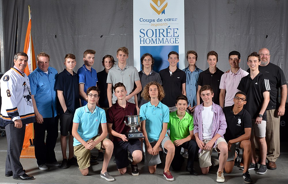 Le maire Richard Perreault, en compagnie des membres de l’équipe des Bastions de Blainville Bantam BB.