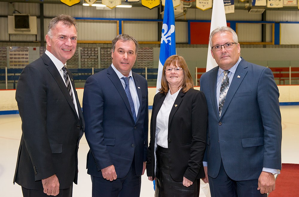 M. Denis Martin, maire de Deux-Montagnes, M. Jean Bouchard, maire de Mirabel, Mme Nicole Ruel, mairesse suppléante de Blainville et Yves St-Denis, député d'Argenteuil et adjoint parlementaire de la ministre responsable du Travail.